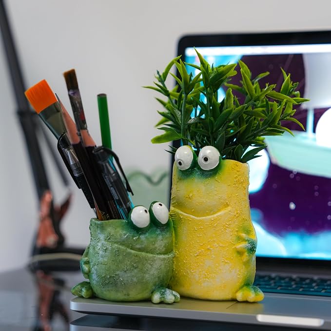 Frog Pen Holder for Desk, Cute 2-in-1 Resin Flower Pot & Pencil Cup, Holds 10 Pens, Vintage Stacked Frog Figurine with Removable Artificial Grass, Functional Desk Organizer for Office Home Decor,