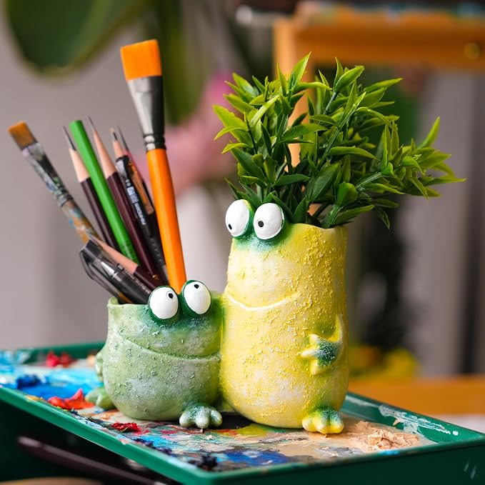 Frog Pen Holder for Desk, Cute 2-in-1 Resin Flower Pot & Pencil Cup, Holds 10 Pens, Vintage Stacked Frog Figurine with Removable Artificial Grass, Functional Desk Organizer for Office Home Decor,