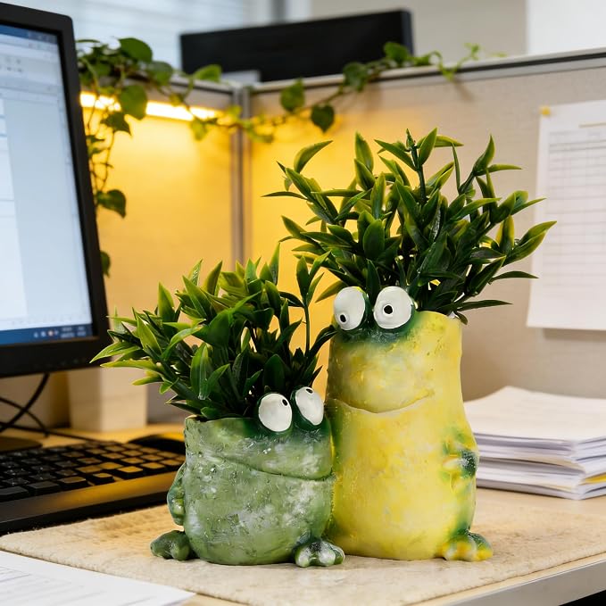 Frog Pen Holder for Desk, Cute 2-in-1 Resin Flower Pot & Pencil Cup, Holds 10 Pens, Vintage Stacked Frog Figurine with Removable Artificial Grass, Functional Desk Organizer for Office Home Decor,